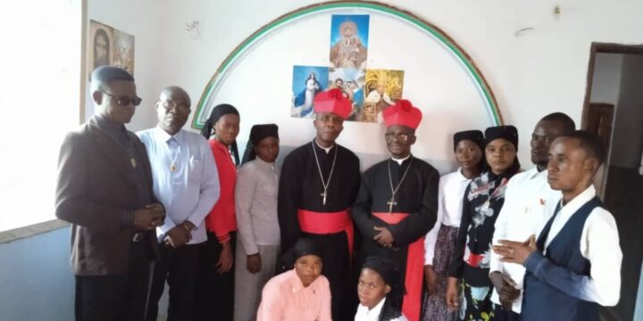 Novos Fiéis Católicos Palmarianos convertidos no Congo-Quinxassa